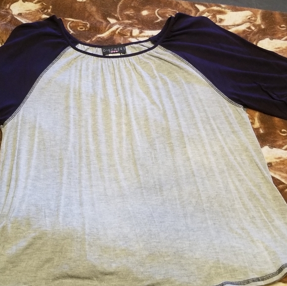 Beautiful Discreet brand top with flare sleeves. - Picture 2 of 5